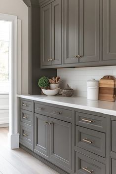 Charcoal Grey Kitchen Cabinets Farmhouse, Kitchen Cabinet Color Gray, Slate Grey Cabinets Kitchen, Keystone Gray Sherwin Williams Cabinets, Bm Knoxville Gray Cabinets, Charcoal Grey Cabinet, Light Gray Walls Dark Gray Cabinets, Agreeable Grey Cabinets Kitchen, Painted Kitchen Cabinets Gray