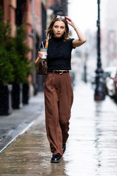 Preppy Chic Outfits Winter, Closet Outfits, Thrift List, Slacks Outfit, London 2023, Sandal Tali, Aesthetic 2023, Spring Closet, Estilo Hipster