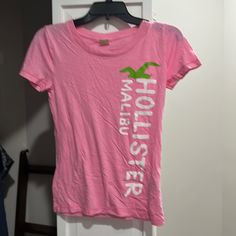 Nwot Hollister Tee Sz Small Hollister Outfits, Thrift Ideas, Hollister Clothes, Hollister Crop Tops, Coral Shirt, Baby Tee Shirts, Hair Twist, Sublimation Ideas, Twist Styles