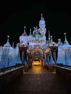 Disneyland anahiem california Disneyland California Christmas, Disneyland Aesthetic California, Disneyland California Aesthetic, Disneyland Ca, Disneyland Holidays, Disneyland Anaheim, California Christmas, Disneyland Pins, Disneyland Christmas