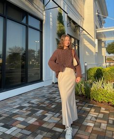 Style, skirt, sweater, long tan skirt paired with a brown sweater. Fall fashion Fall Modest Outfits, Fall Maxi Skirt Outfits, Feminine Winter Outfits, Winter Maxi Skirt Outfit, Modest Fall Outfits, Modest Winter Outfits, Maxi Skirt Fall, Sweater Outfits Fall, Modesty Outfits