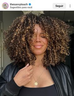 Highlighted Natural Hair, Brown Curls With Highlights, Honey Blonde Tips On Natural Hair, Afro With Highlights, Blonde Highlights Curly Hair Black Women, Highlights Curly Hair Black Women, Curly Auburn Hair With Highlights, Natural Curly Hair Black Women, Balayage Natural Hair