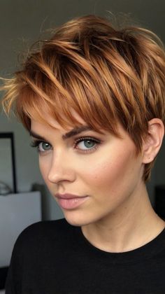 Gorgeous Copper Blonde Short Curls 🌈 Copper Blonde Pixie, Copper Short Hair, Copper Brunette, Hair Colors For Fall, Brunette Short, Copper Blonde Hair Color, Sleek Short Hair, Pixie Haircut Fine Hair, Copper Blonde Hair