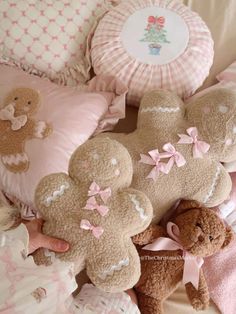 Christmas Decor Ideas Coquette, Coquette Christmas Room Decor, Bedroom Christmas Decor Pink, Pink Room Christmas Decor, Pink Christmas Room Aesthetic, Coquette Christmas Room, Christmas Room Decor Ideas Pink, Pinkmas Bedroom, Girls Room Christmas Decor