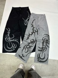 Bleach Painting Jeans Ideas, Ideas Para Pintar Pantalones, Airbrushed Clothes, Bleach Pants Ideas, Drawing On Jeans, Diy Y2k Clothes, Bleach Pants, Bleaching Clothes, Punk Fashion Diy