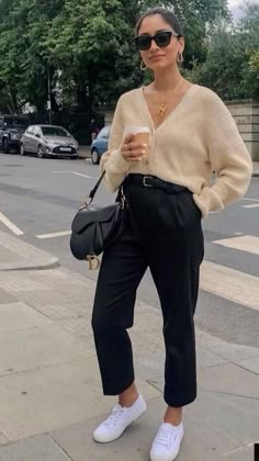 Get inspired by fall business casual outfits for women. Featuring beige sweaters and stylish fall outfit ideas. Fall Work Outfits For Women 2022 Casual, Autumn Office Outfit Business Casual, Spring Outfits Smart Casual, Chic Smart Casual Outfits, Smart Autumn Outfits, Outfits For The Office Women Casual, Autumn Smart Casual Women, Autumn Work Outfits Women Business Casual, Casual Business Attire For Women Fall