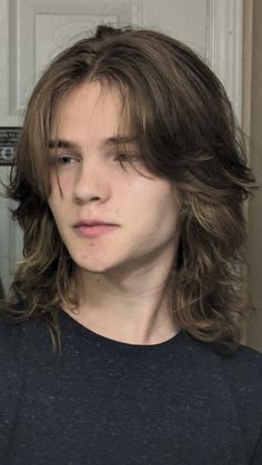 Long Layered Male Hair, Wolfcut For Men Long Hair, Styled Long Hair Men, 90s Hairstyles Guys, Wolfcut Reference Photo, Wolfcut Hair Long Guy, Wolfcut Hair Long Straight Men, Bangs For Men Long Hair, Medium Brown Hair Men