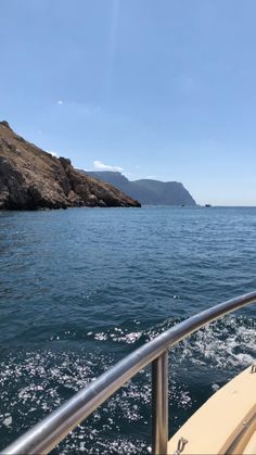 the back end of a boat traveling along a body of water