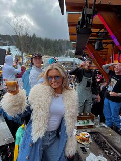 Long jean trench coat with fur for apres ski winter outfit (canadian tuxedo style) in whistler, canada. Nye Ski Trip, Beige Ski Outfit, Aspen Bid Day Theme, Aspen Going Out Outfits, Xgames Aspen Outfits, Skijoring Outfit, High Tea Winter Outfit, Winter Boat Party Outfit, Women Skiing Outfit