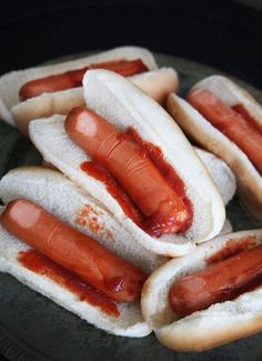 Spook up your home with these easy and affordable DIY Halloween decorations! 🎃👻 #DIYHalloween #HalloweenDecor #HalloweenDIY #DIYDecor #HalloweenCrafts #DIYProjects #HalloweenInspo #HalloweenIdeas #DIYHomeDecor" Halloween Cibo, Cibo Halloween, Comidas Halloween, Halloween Hotdogs, Snack Halloween, Halloween Fingerfood, Easy Halloween Party Food, Recetas Halloween, Halloween Food Appetizers