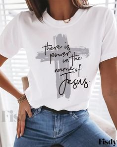 Fisdy - Camiseta casual de manga corta con estampado de letras Inspirational T Shirts For Women, Christian Shirts Designs, Cute Shirt Designs, Christian Clothing, Casual T Shirt, Christian Shirts, Cute Tops, Cute Shirts, White T