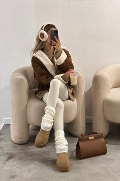 ugg outfit inspiration, outfit idea with uggs Leg Warmer Outfit, Ugg Season, Outfits Coquette, Outfit With Uggs, Snow Board, Leggings Outfit Casual, Look Legging, Leggings Outfits, Perfect Leggings