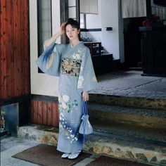 Light Blue Kimono, Yukata Women, Japanese Kimono Fashion, Kimono Traditional, Japan Samurai, Japanese Yukata, Japanese Traditional Clothing, Kimono Japan, Tabi Socks