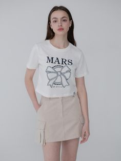 Composition : COTTON 66% POLYESTER 34%Color : IVORY BLACKCountry of Origin : Republic of Korea Crop Tshirt, Color Ivory, White Tshirt, White And Black, Composition, Ribbon, Top Outfits, Chain, Clothes For Women