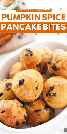 With the fall season incoming, then your breakfast table deserves this simple pumpkin recipe! Sweet pumpkin combined with chocolate chips and spice make this breakfast delicious. These pumpkin spice pancake bites are the best fall breakfast idea! Pumpkin Pancake, Portable Breakfast, Pumpkin Spice Pancakes, Pumpkin Breakfast, Pancake Bites, Homemade Pumpkin Spice