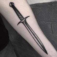 Sting Lotr Tattoo, Sting Tattoo Lotr, Lotr Sting Tattoo, Sting Tattoo, Daggar Tattoo, Spot Tattoo, Cardinal Tattoo, Gothic Tattoos