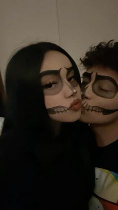 Baddie Matching Halloween Costumes, Simple And Easy Halloween Costume Ideas, Skull Make Up Male, His And Hers Halloween Makeup, Couple Face Painting, Skull Makeup Couple Halloween, Easy Skeleton Costume Last Minute, How To Do Skeleton Makeup Easy, Skeleton Makeup On Men