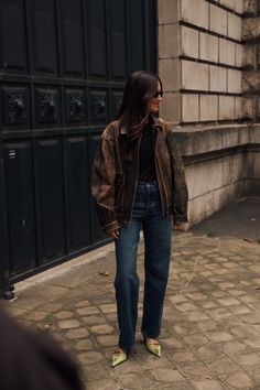 Denim Vest Aesthetic, Jeans And Leather Jacket Outfit, City Winter Outfit, Oversized Denim Vest, Vest Aesthetic, Minimalist Fall Outfit, Jeans And Leather Jacket, Leather Jacket Outfit, Tomboy Chic