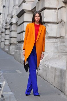 London Fashion Week statement look. Orange Coat, Walking Down The Street, Orange Is The New Black, Street Style Inspiration, Blue Pants, Fashion Mode, Street Chic