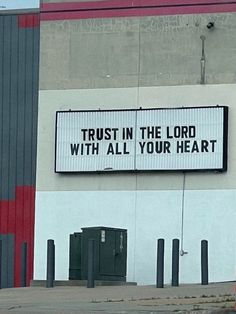 a sign on the side of a building that says trust in the lord with all your heart