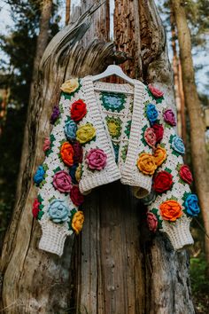 This Flower Jacket is made of granny squares with colorful flowers in the middle. The sweater has a unique flower design. It is made of 100% cotton yarn with attention to every detail so that it looks elegant and aesthetic. The color combination shown in the photo is the basic version. It has been done in off-white color with the roses in multi colour, matching each other. If you want to go crazy and create your own unique cardigan in your favorite colors, write to me and we'll see what we can d Crochet Flower Cardigan, Flower Jacket, Jacket Crochet, Crochet Puff Flower, Granny Square Cardigan, Unique Cardigan, Square Cardigan, Flower Cardigan, Flower Sweater