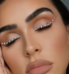 Black Gem Eye Makeup, Facial Jewels Makeup, Eyeliner Gem Makeup, Makeup Looks Rine Stones, Eye Jewels Rhinestones Simple, Harry Styles Makeup Inspired, Red Prom Dress Makeup