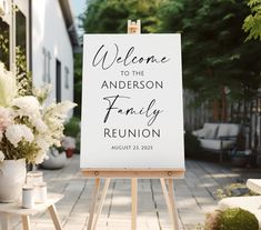 an easel with a sign that says welcome to the anderson family reunion