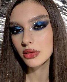 80s Makeup Looks, Disco Makeup, Maquillage On Fleek, 80s Makeup, Make Up Inspiration, Dark Makeup, Elegant Makeup, Blue Makeup, Glitter Makeup