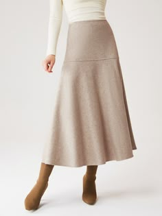 Family Shoes, Winter Skirts, Flare Maxi Skirt, Skirt Inspiration, Victoria Beckham Style, Style Feminine, Bling Shoes, Work Skirts, Autumn Wardrobe