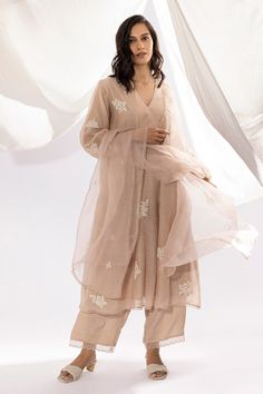 Shop for these amazing collections of Ivory Kurta Chanderi Mul Hand Embroidered Floral V And Thread Set For Women by Pants and Pajamas online at Aza Fashions. Trendy Kurta Sets For Women, Organza Kurti Set, Mul Chanderi Suits, Diwali Fits, Kurta Designs Women Casual, Pleated Kurti, Indian Wedding Dress Traditional, Wedding Outfits Indian, Organza Kurti