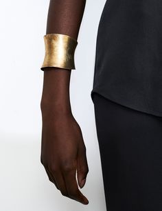 GOLD Cuff Bracelet Outfit, Chunky Gold Bracelet, Bracelet Photo, Elegant Jewellery, Diy Clothes Videos, Designer Handmade Jewellery, Gold Bracelet Cuff, Gold Cuffs