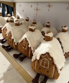 there are many gingerbread houses on display