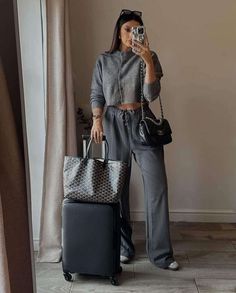 Takeoff in Style with 19 Cute and Comfy Airport Outfits Airport Attire, Airport Outfits, Airport Look, Airport Travel, Live Fashion, Airport Outfit, Jet Set