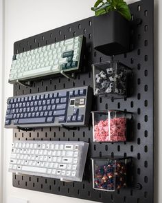 Display your mechanical keyboard on your wall mounted pegboard with these sturdy display hooks! Designed at the optimal thickness to reduce wobble and breakage, these hooks are strong, yet minimal enough that they compliment any keyboard without being an eyesore. A lot of effort has gone into developing a holder design that balances strength and premium aesthetics. Will fit most 60% - 75% keyboards that have 20mm front heights. If you have a question on if your keyboard will fit, please reach out. DESIGN ★ Emphasis on high quality surface finish ★ Engineered for strength without sacrificing aesthetics ★ Carbon fiber infused plastic available for extra strength at no additional charge (choose gray or green carbon variations). ★ Dimensions: ~7mm thick, 85mm tall, extends 60mm from pegboard. Peg Board Office, Pegboard Hacks, Ikea Pegboard Ideas, Peg Board Ideas, Keyboard Display, Black Pegboard, Ikea Pegboard, Display Hooks, Ikea Skadis