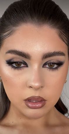 Elegant Makeup Hooded Eyes, Makeup Looks Dark Eyes, Sharp Eye Makeup, Dark Brown Eye Makeup, Eye Makeup Subtle, Cool Toned Makeup Looks, Dark Glam Makeup, Eye Makeup Everyday, Grungy Makeup Look