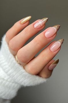 Nails Inspo 2024 Christmas, Nail Inspiration December, December Nails Ideas Simple, Winter Simple Nail Designs, Christmas Simple Nail Art, Nails For December 2024, Simple Winter Almond Nails, Neutral December Nails, Simple Nail Designs For Winter