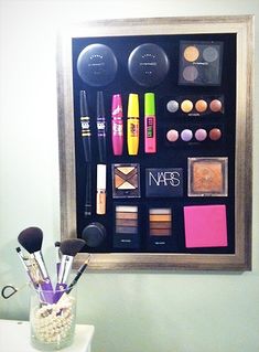 Make-up organization. Simply hang a sheet of metal (even a baking sheet pan will work) attach some adhesive magnets to your make-up and hand from the sheet. 27 Life Hacks, Magnetic Makeup Board, Rangement Makeup, Life Hacks Every Girl Should Know, Hacks Every Girl Should Know, Astuces Diy, Makeup Board, Cool Ideas