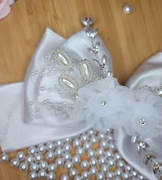 Beautiful fabric hair bow with pearls, chic and classic Pearls For Bride, Bow With Pearls, Bows Wedding, Fabric Hair Bow, Wedding Barrettes, Chic Hair, Fabric Hair Bows, Wedding Veil Accessories, Wedding Bows