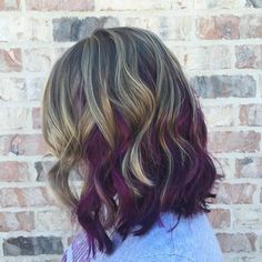 long brown bob with blonde and purple highlights Blonde Brown And Red Hair, Brown And Red Hair, Purple Brown Hair, Hair Color Plum, Balayage Bob, Purple Tips