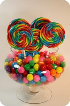 Fun Candy Themed Centerpiece Idea ~ gumballs and swirly lollipops Food Buffet Ideas, Lila Party, Willy Wonka Party, Candy Centerpieces, Swirl Lollipops, Buffet Ideas, Food Buffet