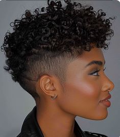 Curly Hair Fade Women, Faded Sides Women Black, Very Short Natural Hairstyles, Baddie Curly Hairstyles, Women With Round Faces, Short Hairstyles For Black Women, Haircuts For Black Women, Tapered Haircut