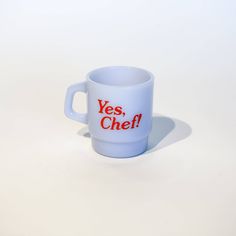 a blue coffee mug with the words yes, chef on it sitting in front of a white background