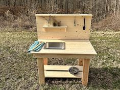 an outdoor kitchen made out of pallet wood in the middle of a grassy area