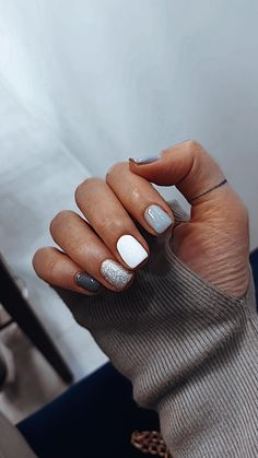 Dark Gray Nail Ideas, Nails Trends 2022, Grey Fall Nails, Light Grey Nails, Dark Grey Nails, White Short Nails, Nails Girly, Gel Toe Nails, Winter Manicure