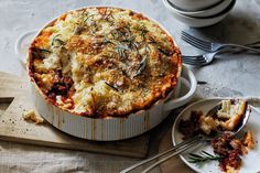 a casserole dish with meat, cheese and herbs