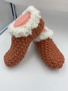 Super Soft Fuzzy Warm slippers in terracotta w/cream faux fur. Made with high quality Bernat blanket yarn, which is machine washable and tumble dry low. Made in many sizes including mommy and me sets. Bernat Blanket, Bernat Blanket Yarn, Warm Slippers, Blanket Yarn, Slide Slipper, Mommy And Me, Faux Fur, Etsy Accessories, Slippers