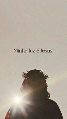 the back of a person's head with the sun shining behind them and text that reads, minha luz e jesus