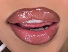 Lip Combos Aesthetic, Lipgloss On Lips, Lip Combo Aesthetic, Lip Ideas, Gloss Dior, Dior Addict Lip Maximizer, Lip Combos, Make Up Inspiration