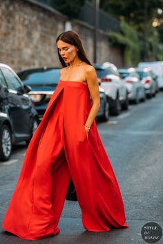 Evangelie Smyrniotaki by STYLEDUMONDE Street Style Fashion Photography20180704_48A2581 Haute Couture Style, Tube Jumpsuit, Loose Jumpsuit, Looks Street Style, Street Style Trends, Mode Inspo, Fashion Week Street Style, Sleeveless Jumpsuits, Home Fashion