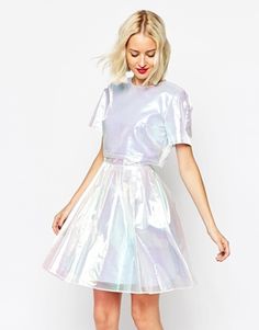 Robe patineuse deux pièces effet hologramme Holographic Fashion, Mini Robes, Two Piece Outfit, Latest Fashion Clothes, Satin Dresses, Pretty Dresses, Latest Fashion Trends, Fashion Beauty, Short Dresses